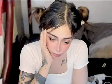 ArianaLore webcam