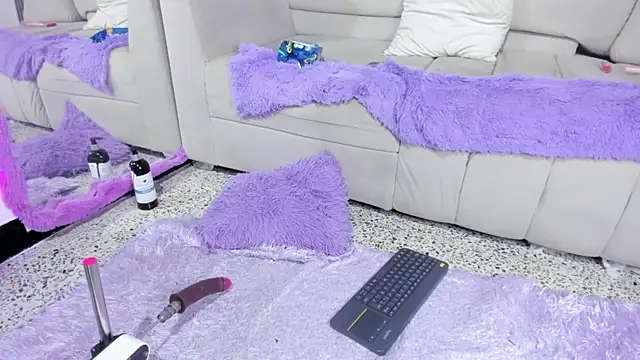 Tyra_pettite