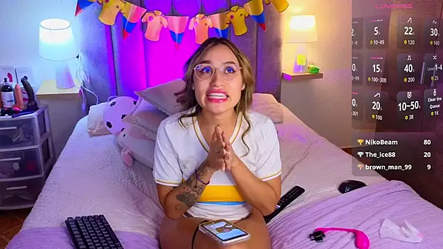 Victoria_Hils webcam