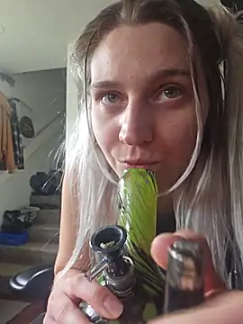 scarletcallings_420 (G young) - Take a bong hit 👽💨