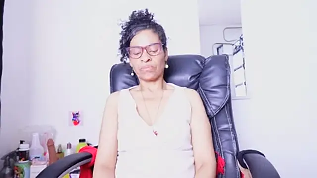 Aries_Mature webcam