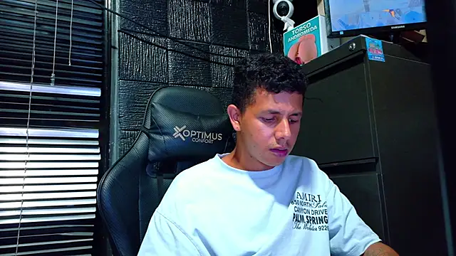 boy_bigcock24cm live cam on StripChat