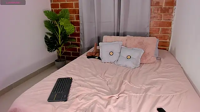 ashley_hills_ live cam on StripChat