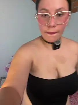 Ivonny_Goldie live cam on StripChat