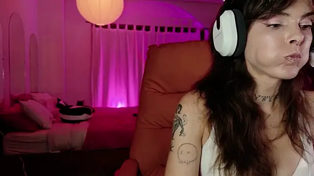 GennaJames webcam