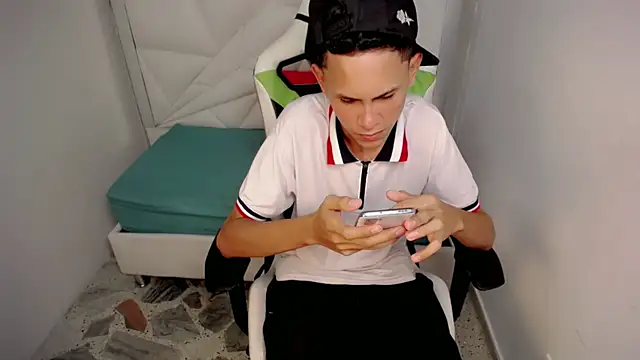 sombra_18 live cam on StripChat