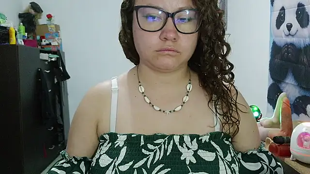 curly_greeneyed webcam