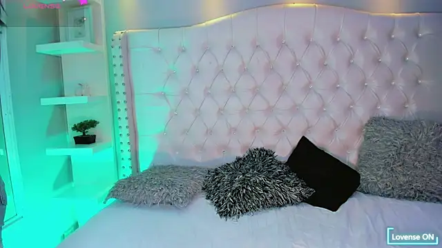 Maia_Hotts webcam