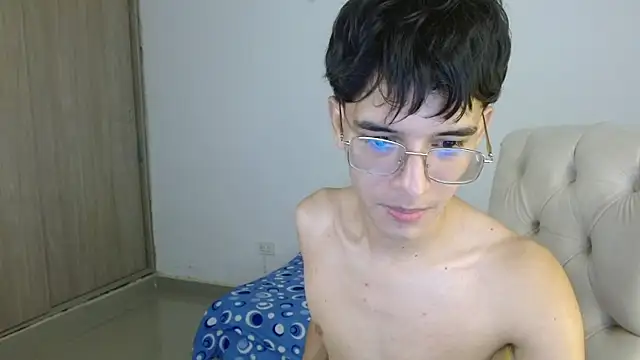 noah_millerx live cam on StripChat