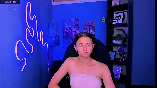 caroline_honeyy webcam
