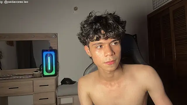 OopsAgain_ live cam on StripChat