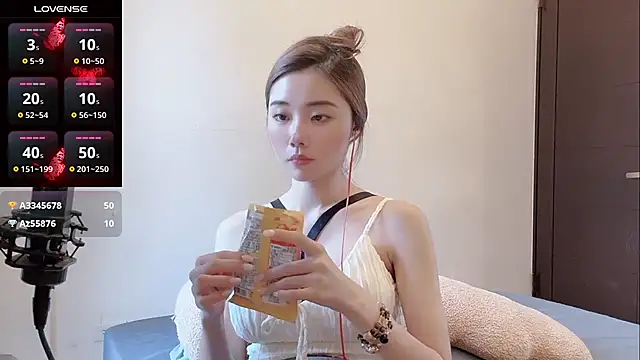 f888f (F young) - 💕咬著內褲 m腿 3分鐘💕