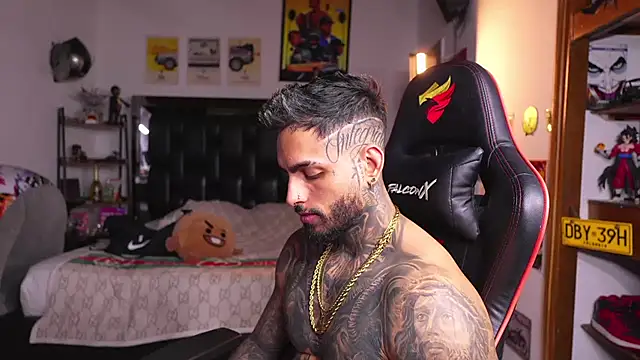 logan_hugh8 live cam on StripChat