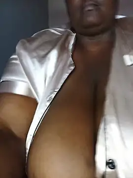 ChubbyLucia live cam on StripChat