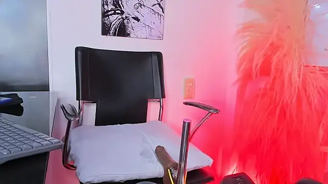 Isabella_falcon webcam