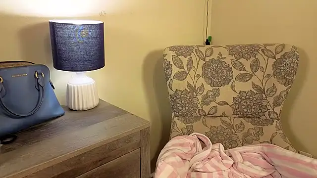 PhatAssBlond webcam