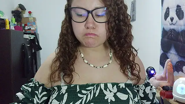 curly_greeneyed webcam