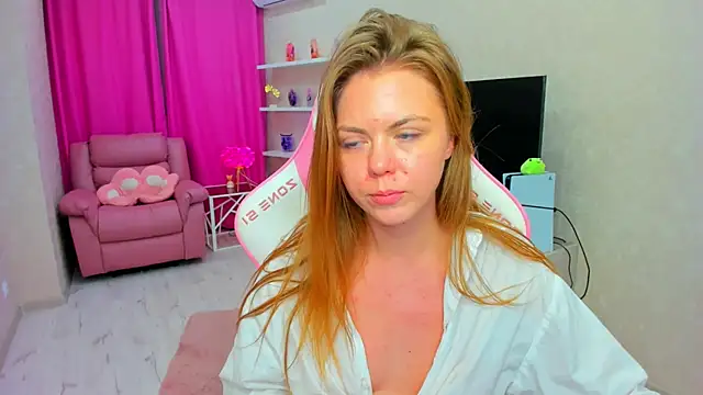 Strawberrye live cam on StripChat
