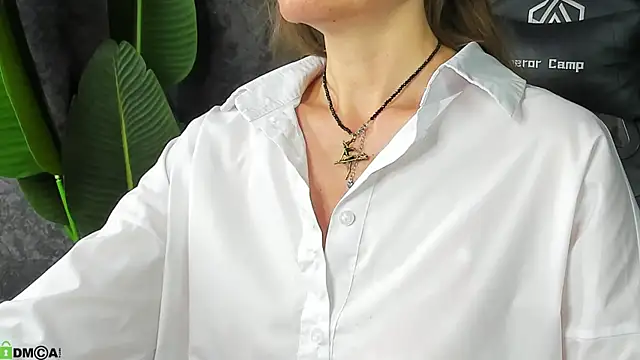 lillian_white (F milf) - ice on the décolleté area