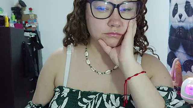 curly_greeneyed webcam