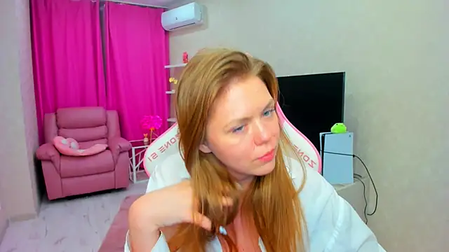 Strawberrye live cam on StripChat