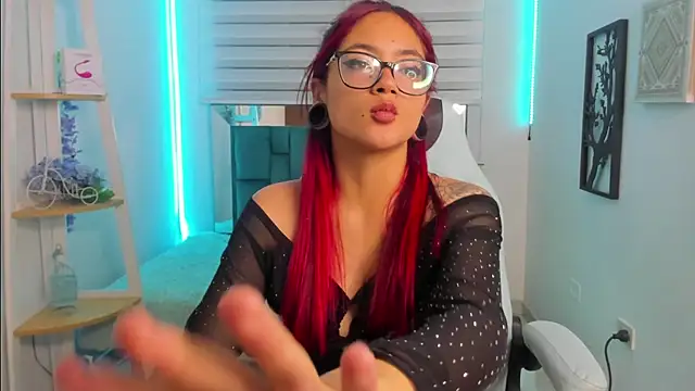 Sara_Red_X live cam on StripChat