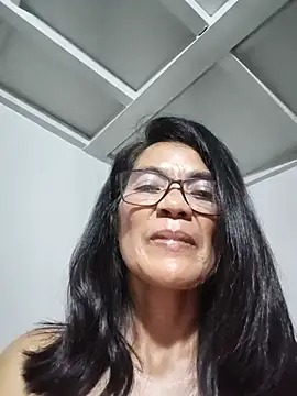 ImYourWoman_55 live cam on StripChat