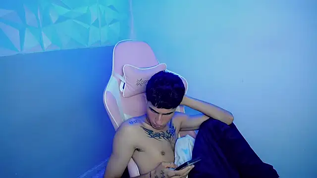 AAA_WHITE live cam on StripChat