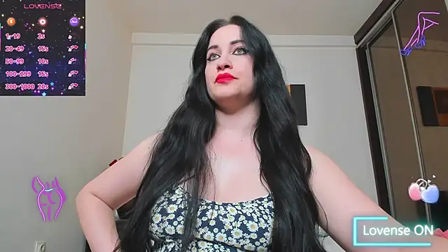 GoldenLunaa live cam on StripChat