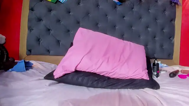 YayaHilton live cam on StripChat