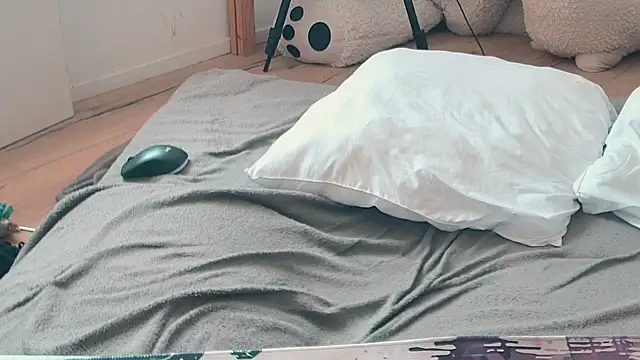 CeriseLapine live cam on StripChat