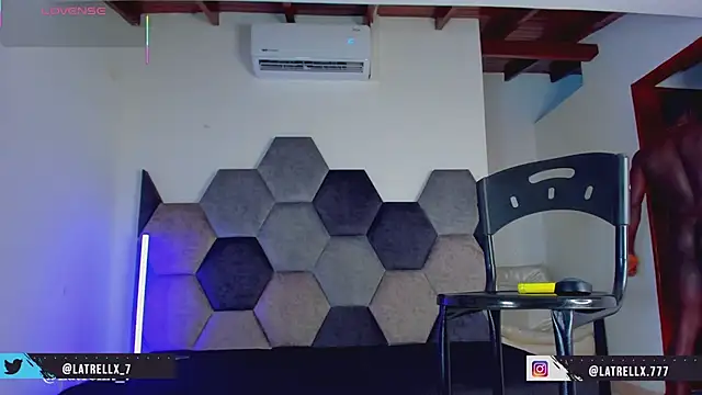 Latrellx7 live cam on StripChat