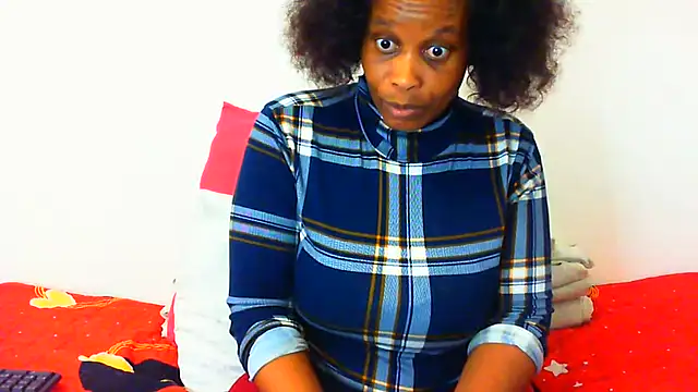 NAUGHTIECURVY webcam