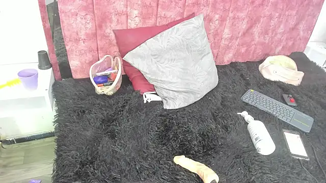 lucy78pretty live cam on StripChat