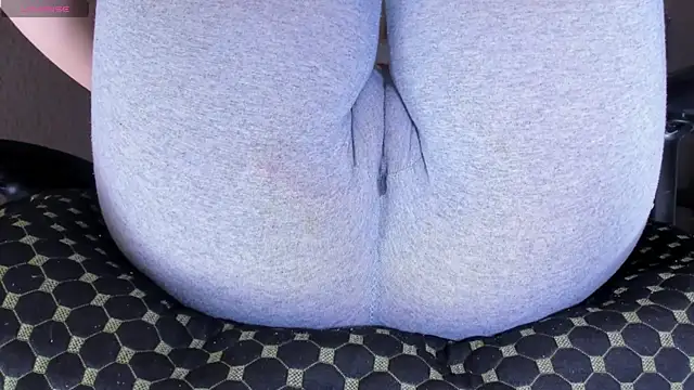 Cameltoe_squirt_inPants