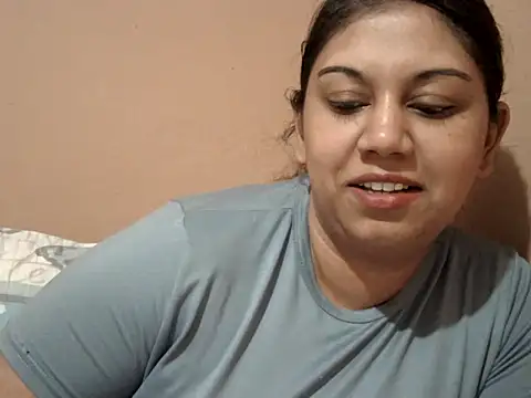 bellachow10 live cam on StripChat