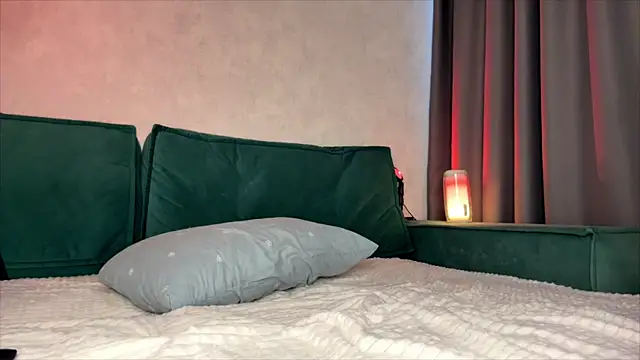 Kira_Quinn live cam on StripChat