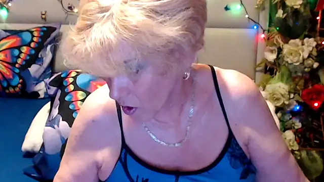 HappyWomanOn webcam
