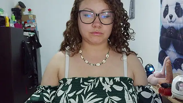 curly_greeneyed live cam on StripChat