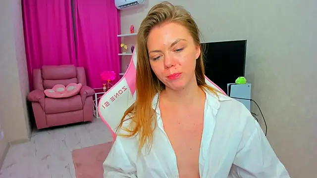 Strawberrye live cam on StripChat