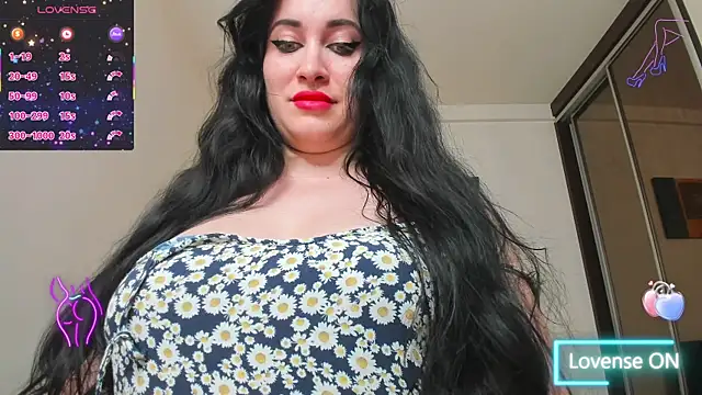 GoldenLunaa live cam on StripChat