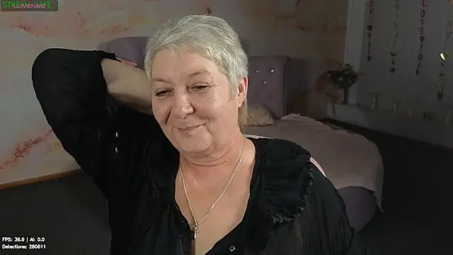 Poppy_Pulse live cam on StripChat