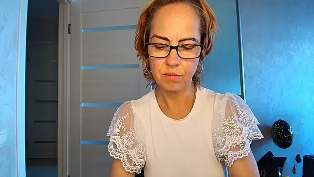 LioraWeiss live cam on StripChat
