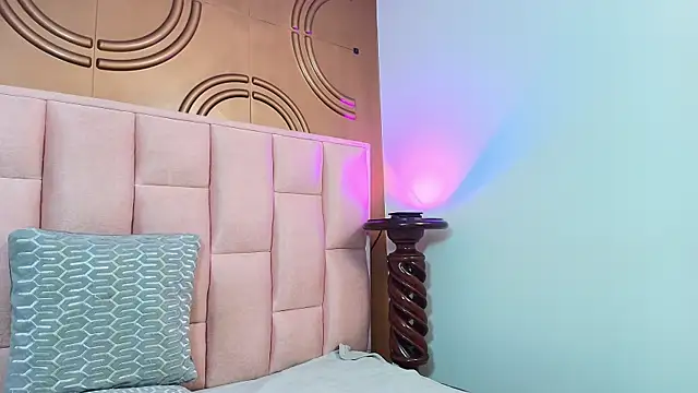 valeriaa19 live cam on StripChat
