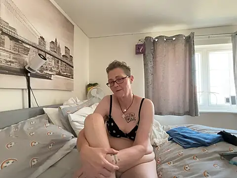 Curvy-Jinx webcam
