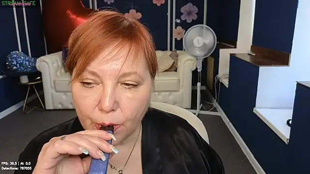 Kira_Kenett webcam