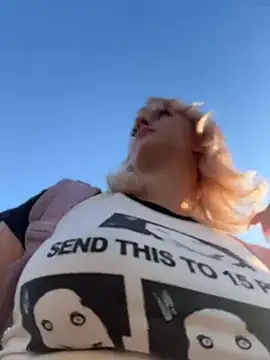 RonnieKiss live sex cam