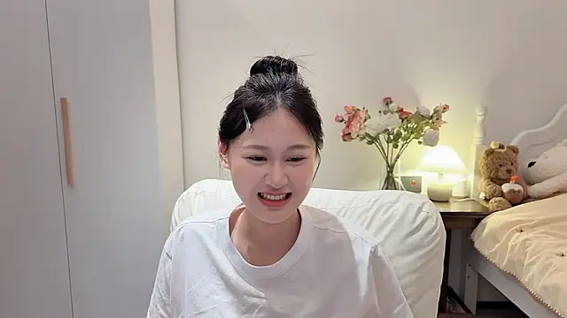Hu-uzzzZ live cam on StripChat