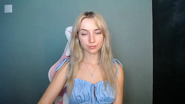 LuciaYoung live cam on StripChat