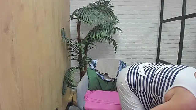 LindaPassionate live cam on StripChat